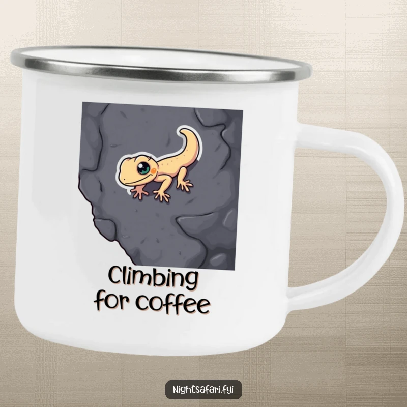 Funny Gecko Camping Mug: A determined gecko humorously climbs, rugged and ready for any adventure.